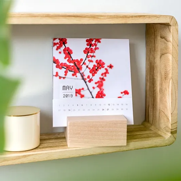 Bild von   kalender im holzaufstellerjpg | Individuelle 🎁 persönliche 🎁 personalisierte Geschenke bedruckt ▪ bestickt ▪ graviert